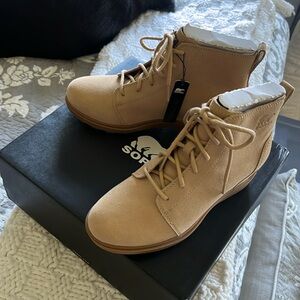NWT Sorel Evie 2 Lace in Canoe/gum. Size 7.5